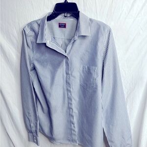 Untuckit women’s shirt. Blue/white stripe.